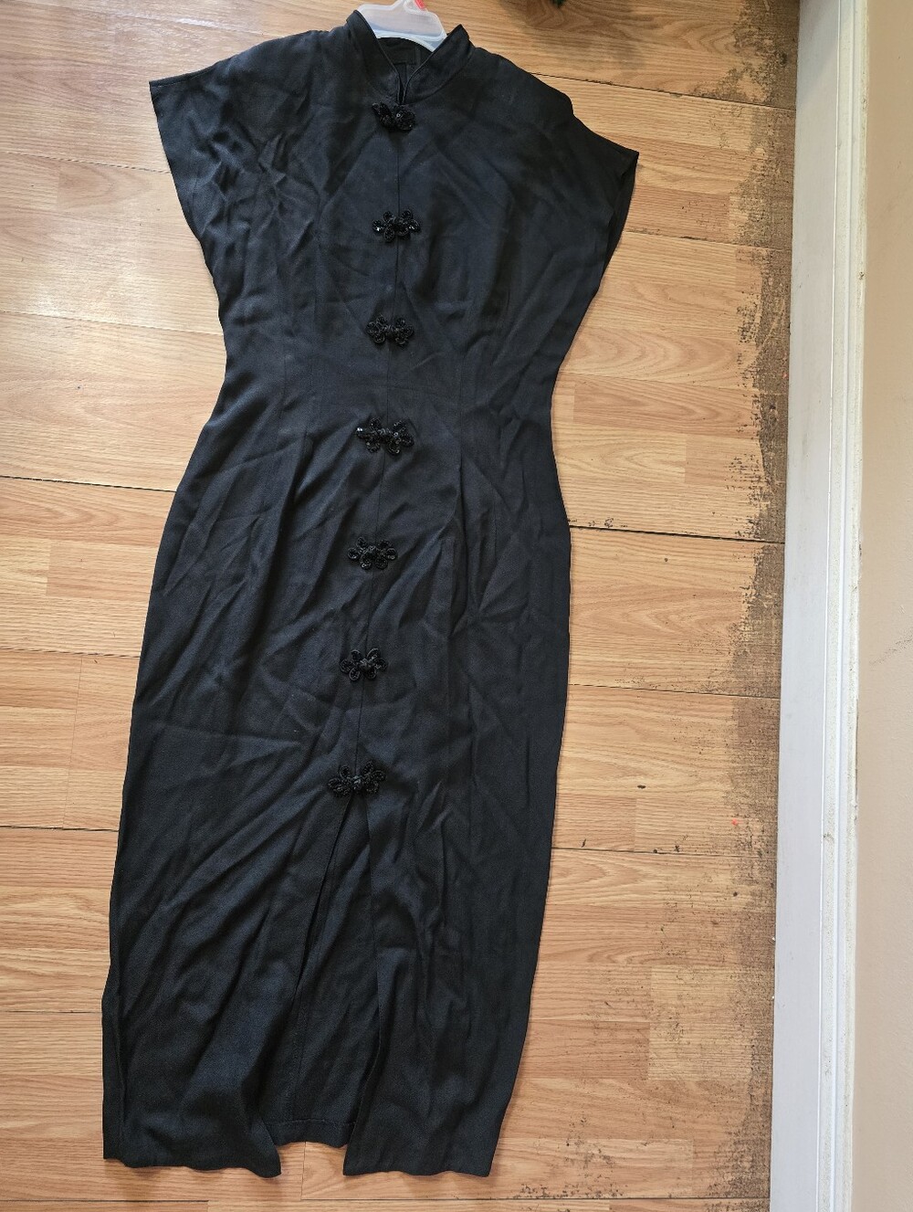 La Belle featuring a high Mandarin collar,cap sleeves,and Chinese Closures Siz11